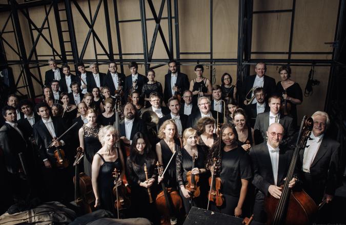 Eine Aufnahme des Balthasar Neumann-Chor und Ensembles mit ihren Instrumenten.