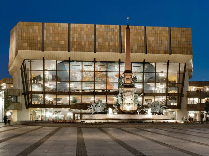 Das beleuchtete Gewandhaus zu Leipzig in der Abenddämmerung
