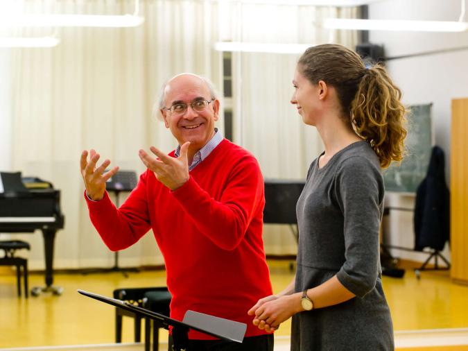 Dozent und Studentin am Notenpult beim Chordirigierunterricht an der HMT Leipzig