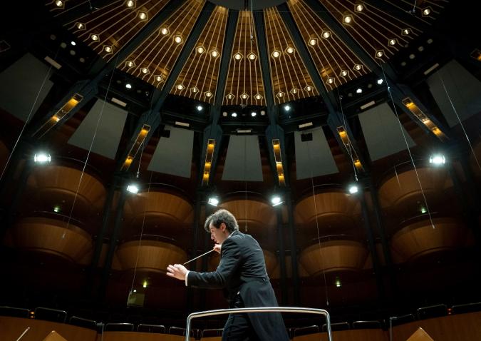 Ein junger Dirigent bei der Generalprobe für das Finale des Deutschen Dirigentenpreises 2021.