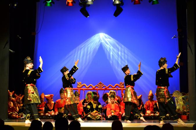 Auftritt der indonesischen Gruppe Gemilang Ramadan auf dem Festival „Die Nächte des Ramadan“ 2015