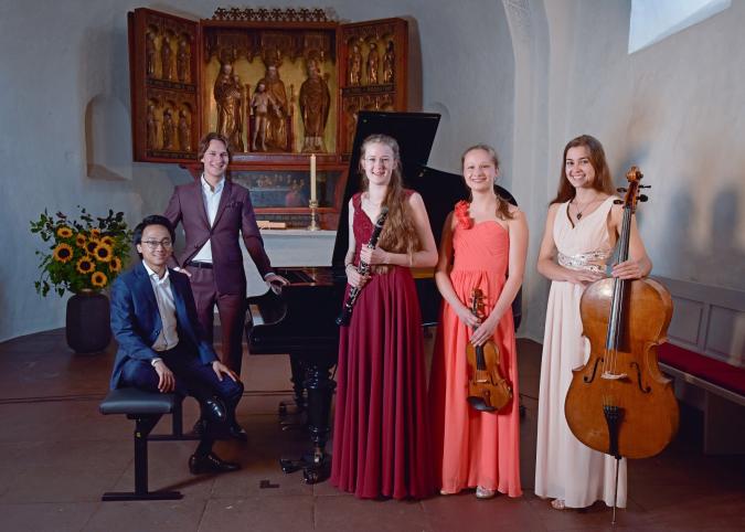 Stipendiat*innen der Stiftung beim Sommerkonzert 2021 in einer Kirche auf Sylt.