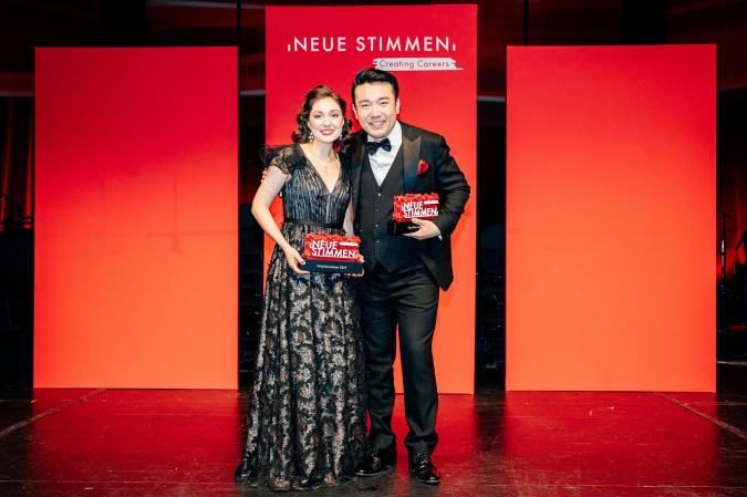 Finalisten des Wettbewerbs Neue Stimmen 2019 mit Trophäen.