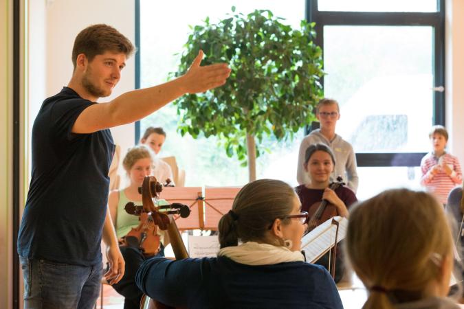 Tag der Musik an der Hochschule für Musik und Theater Rostock. Der Lehrer gibt Handzeichen.
