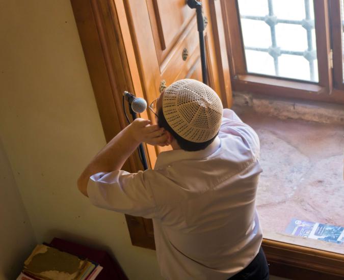 Ein Muezzin in Istanbul bei der Arbeit.