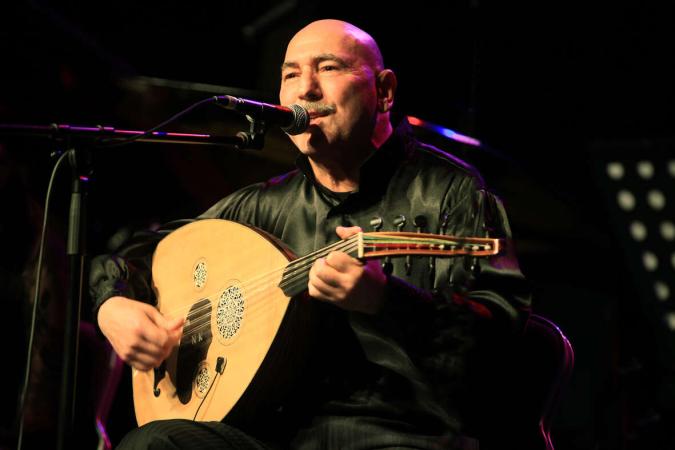Der türkische Musiker Nuri Karademirli (1950–2013) und Gründer des Privaten Konservatoriums für türkische Musik gibt ein Konzert mit traditionellem türkischen Instrument.