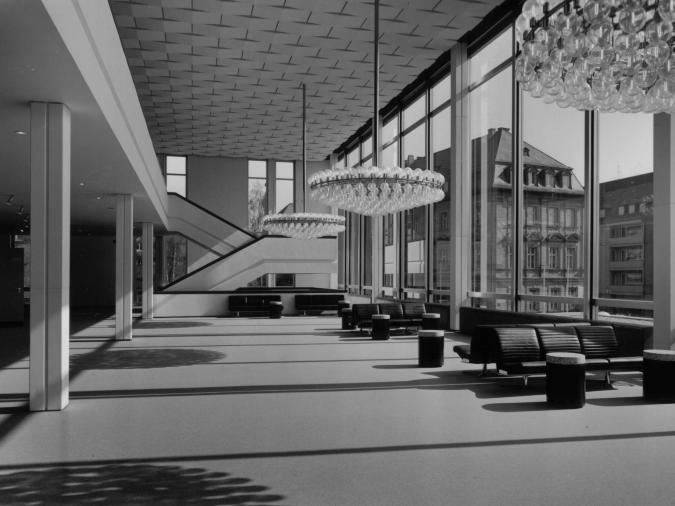 Schwarz-weiß-Aufnahme eines Theaterfoyers