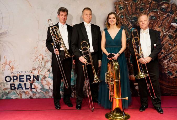 Ruth Ellendorff, Tubistin des Oldenburgischen Staatsorchesters, mit Kollegen auf dem roten Teppich.