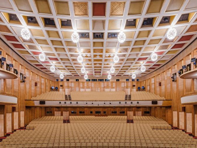 Blick in einen quaderförmigen Zuschauerraum