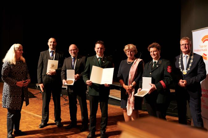 Kulturstaatsministerin Prof. Monika Grütters überreicht im Rahmen der Tage der Amateurmusik 2021 in Rheine die erste Zelter-Plakette an den Männergesangsverein Riesenbeck und die erste PRO MUSICA-Plakette an den Musikverein Füchtorf.