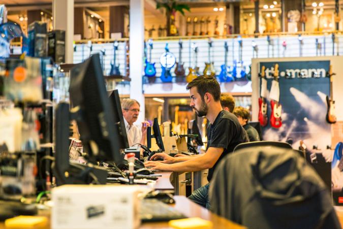 Gitarren-Abteilung Musikhaus Thomann: an der Kasse.