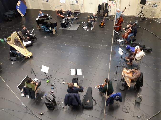 Das Projekt MK Musik: Maged Kildan & Friends verbindet Musiker*innen aus verschiedenen Nationen: Die Teilnehmer*innen sitzten mit ihren Instrumenten im Kreis.