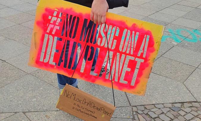 Sprayaktion von Music Declares Emergency Germany in Berlin-Kreuzberg