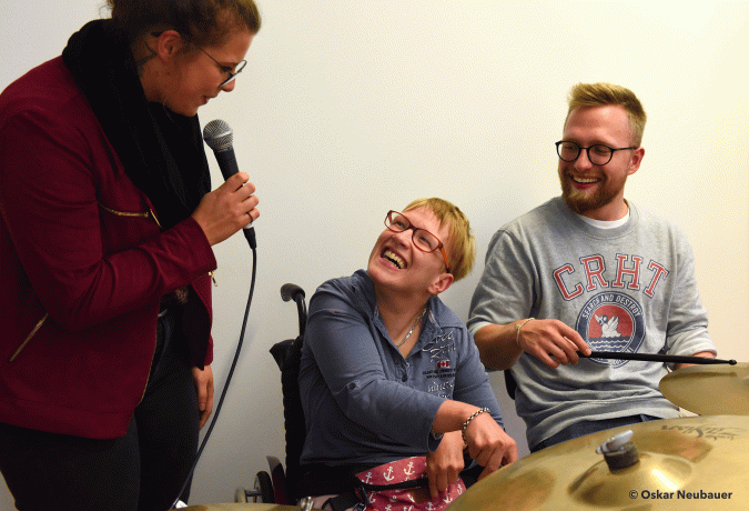 Sarah Klinger (Mitte) beim Schlagzeugunterricht