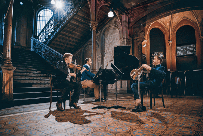 Die Musiker Andrej Bielow, Herbert Schuch und Felix Klieser