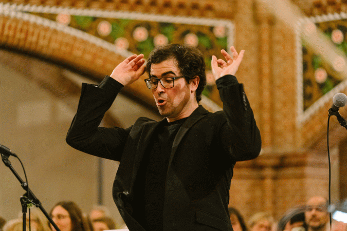 Mariano Domingo, der Dirigent des Utopia Orchesters