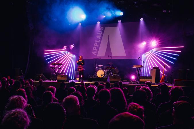 Die Moderatorin Julia Menger bei der Verleihung der Applaus Awards 2023