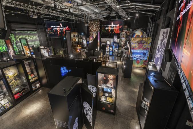 Blick von oben in die Ausstellungsräume des Rock’n’Pop Museums