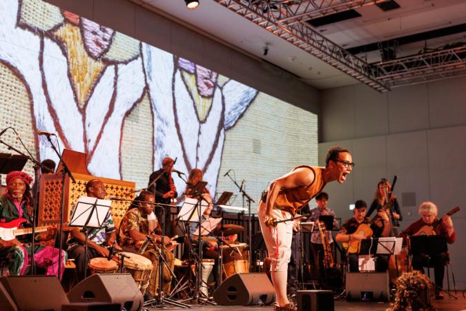 Das Ensemble lautten compagney BERLIN mit dem Programm Punta gegen Polly im Berliner Humboldt Forum