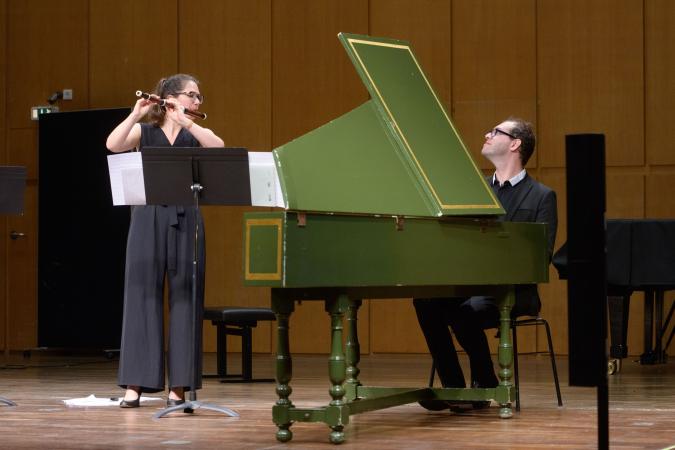 Cembalist und Flötistin bei einem Auftritt des Instituts für Alte Musik der Hochschule für Musik Saar