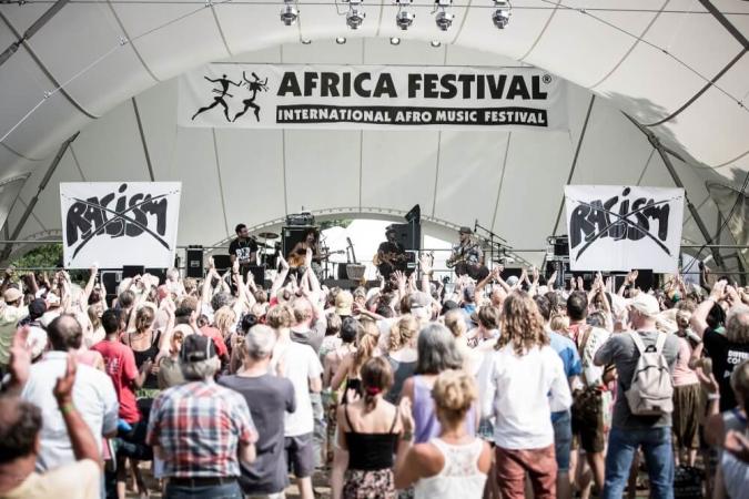 Blick auf Bühne und Publikum beim Africa Festival in Würzburg
