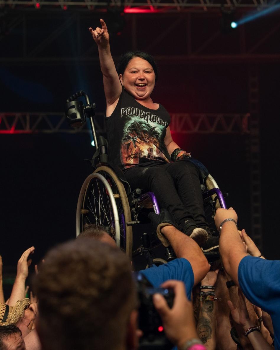 Abbildung: Wheelchair Crowdsurferin