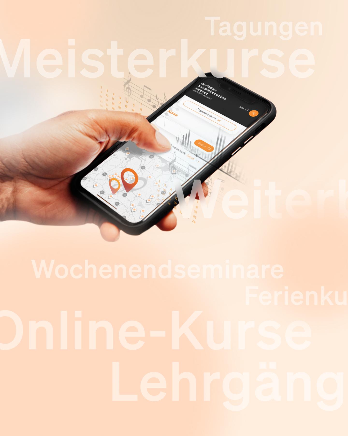 Ein Handy, das das miz-Kursportal zeigt; im Hintergrund verschiedene Kursarten