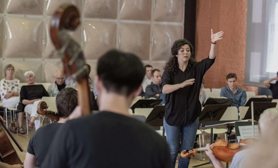Eine junge Dirigentin beim Projekt Kritisches Orchester 2019.