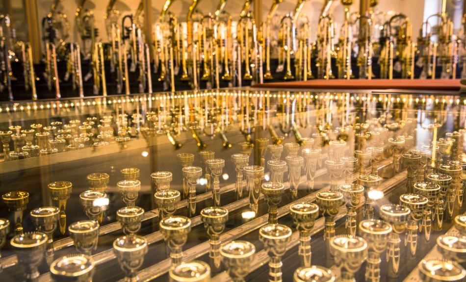 Blasinstrumenten-Abteilung im Musikhaus Thomann: Hinter Glas ist eine Auswahl an Trompeten-Mundstücken zu erkennen.