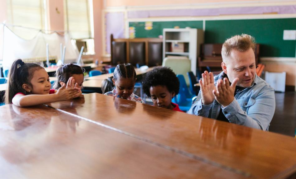 Musikunterricht am Klavier mit Kindern