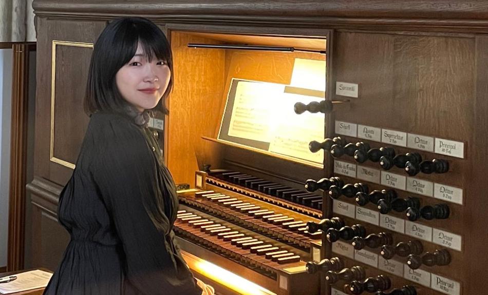 Portraitfoto an der Orgel