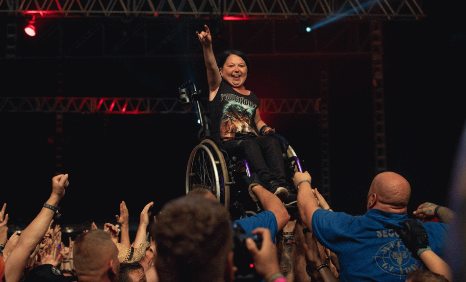 Wheelchair Crowdsurfer auf dem Wacken Open Air 2018