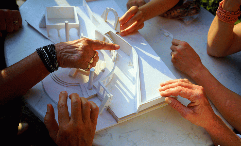 Sehbehinderte und Blinde befühlen das Holzmodell eines Bühnenbilds im Staatstheater Augsburg