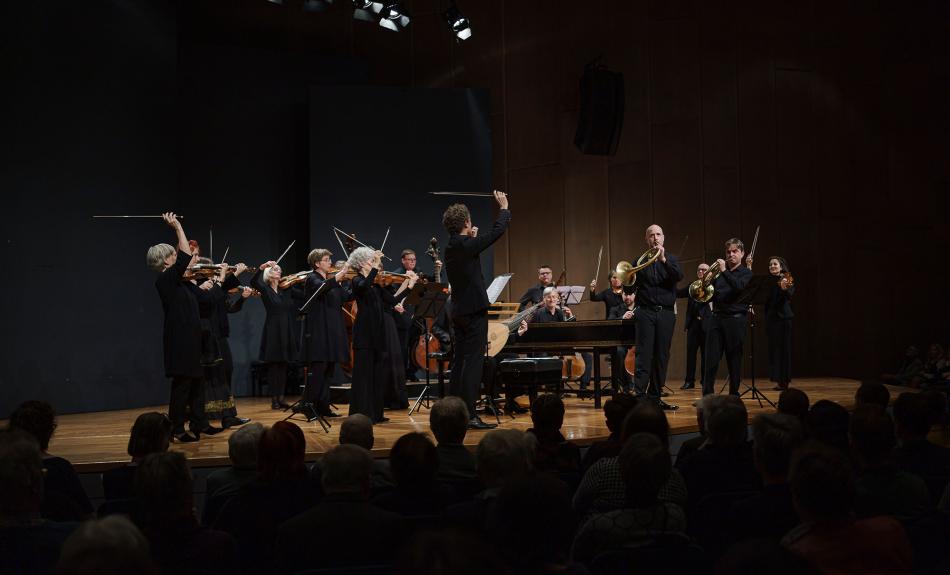 Freiburger Barockorchester auf der Bühne des Konzerthauses Freiburg mit dem Programm Concerti all'arrabbiata