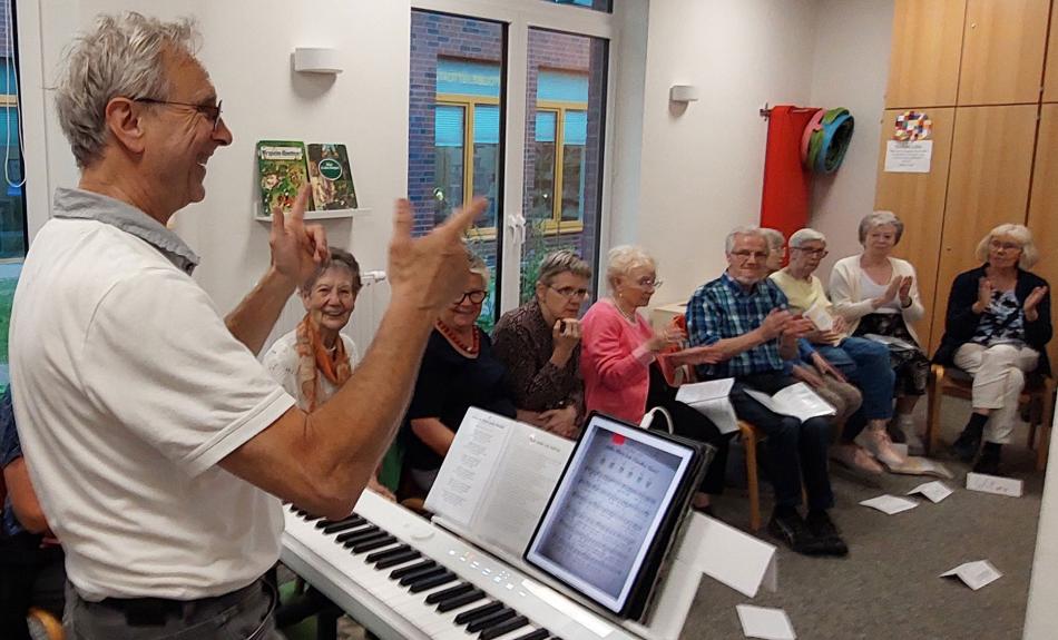 Singstunde mit Menschen mit Demenz und deren Angehörigen beim Projekt "Singen im Innenhof"