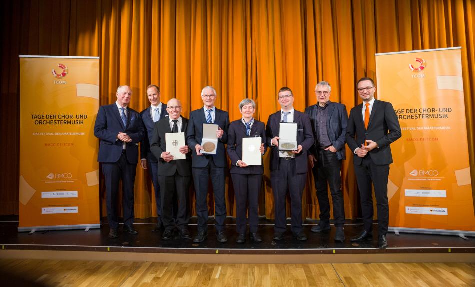 Verleihung der Zelter- und PRO MUSICA-Plakette am 30. März 2025 in Ravensburg, vlnr: Prof. Martin Maria Krüger, Dr. Daniel Rapp, Wolfram Miller, Josef Dietenberger (beide Ravensburger Heilignachtsänger), Myriam Gompper, Philipp Marquard (beide Stadtorchester Ravensburg), Arne Braun, Benjamin Strasser