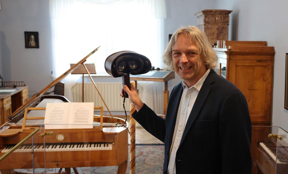 Thomas Synofzik mit Stereoskop in Schumanns Geburtszimmer