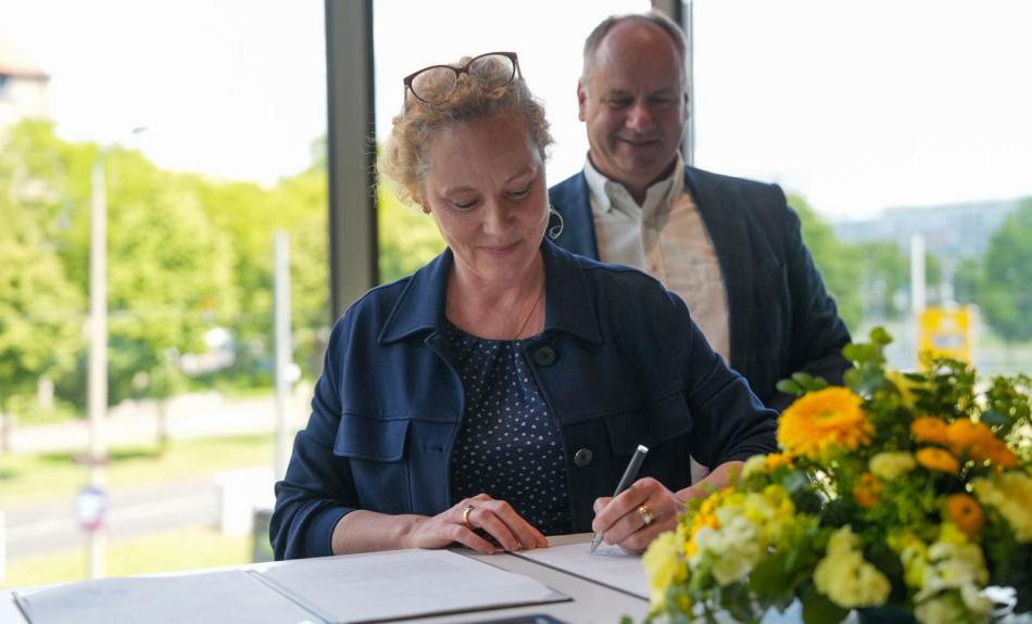 Vertragsunterzeichung von Frauke Roth