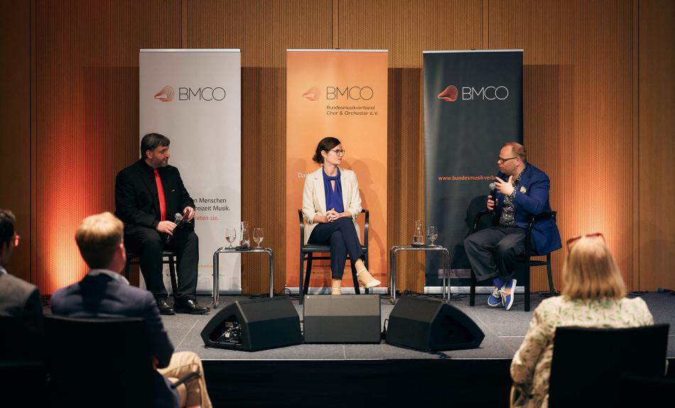 Lorenz Overbeck (BMCO, links) moderiert das Podiumsgespräch zwischen BMCO-Geschäftsführerin Theresa Demandt und Helge Lindh MdB