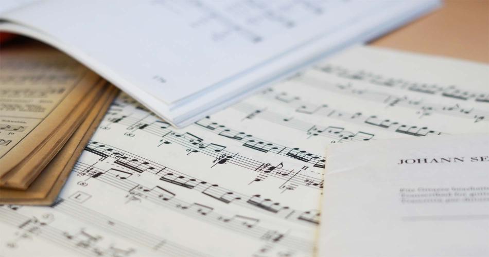 Titelbild mit verschiedenen Notenausgaben