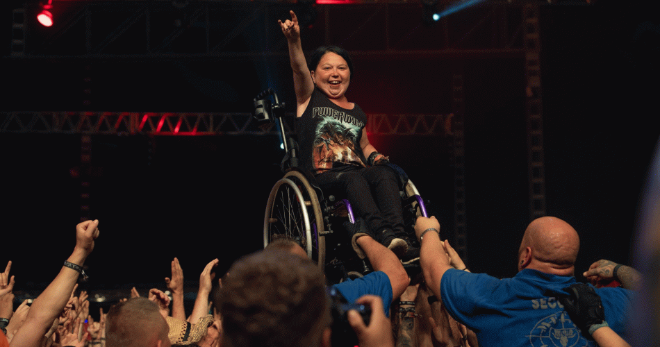 Wheelchair Crowdsurfer auf dem Wacken Open Air 2018