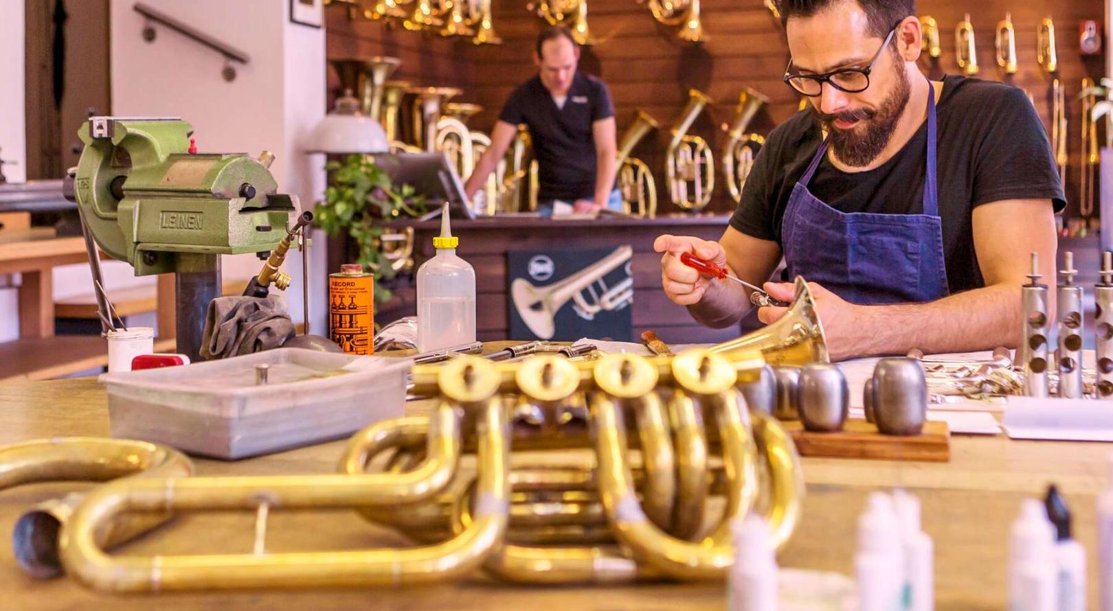 Musikinstrumentenbauer baut eine Trompete