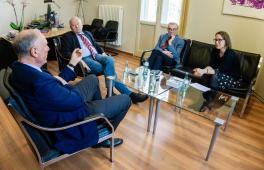 Gesprächssituation mit vier Personen