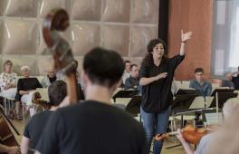 Eine junge Dirigentin beim Projekt Kritisches Orchester 2019.