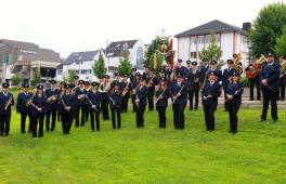 Aufstellung eines Feuerwehrorchesters im Freien