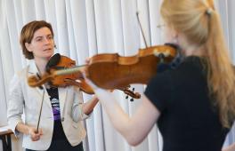 Eine Meisterklasse im Fach Violine an der Hochschule für Musik und Theater Rostock: Geigenlehrerin mit Schülerin.