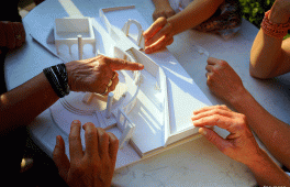 Sehbehinderte und Blinde ertasten das Holzmodell eines Bühnenbilds im Staatstheater Augsburg