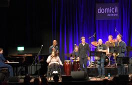 Abbildung: das Ensemble auf der Konzertbühne