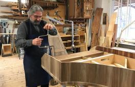 Instrumentenbauer beim Nachbau eines Cembalos im Greifenberger Institut für Musikinstrumentenkunde