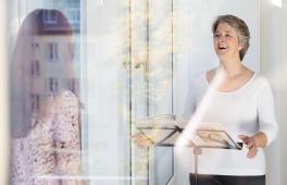 Christiane Oelze mit einer Sängerin beim Coaching